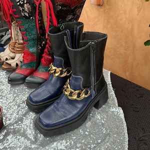 Giroi II gold chain combat boot